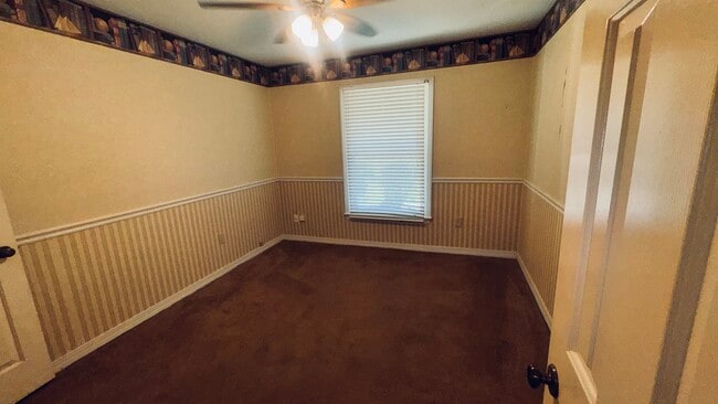 Building Photo - 405 Harvest Dr