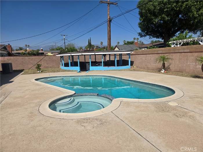 Building Photo - 979 N Gardena Ave