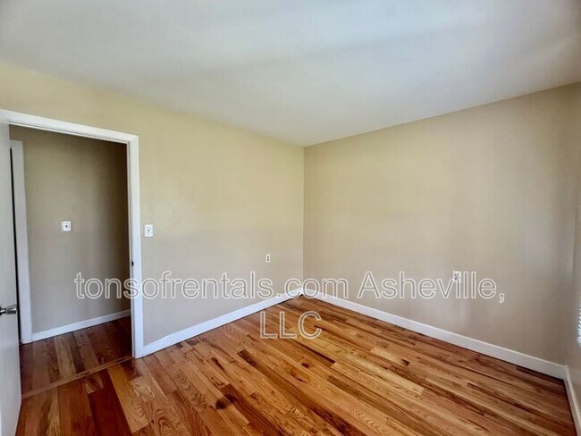 Building Photo - 161 Dogwood Dr