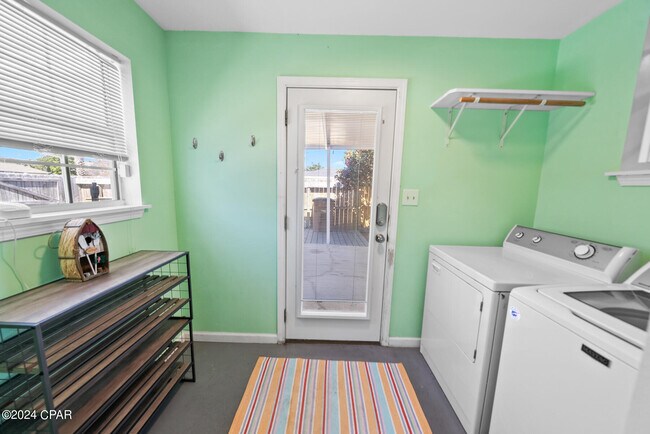 Building Photo - 412 Lantana St