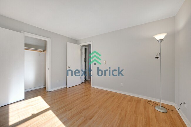 Building Photo - "Charming 2-Bed Retreat in Seattle's Heart – Cozy 840 Sq Ft Haven on 14th Ave West!"
