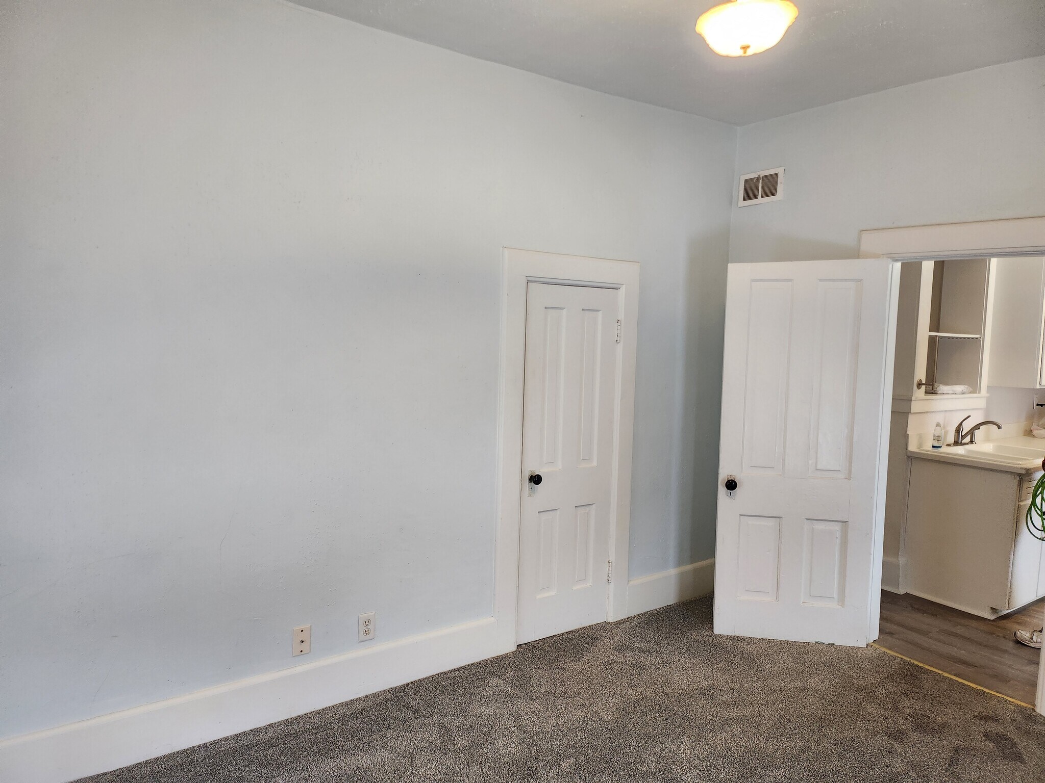 Building Photo - 140 S James Ave
