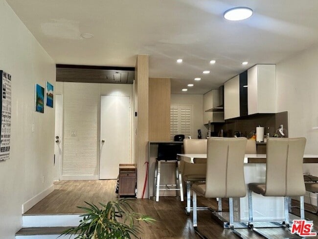 Building Photo - 7217 Marina Pacifica Dr S