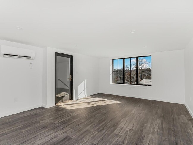 Building Photo - 322 Edwards Pl