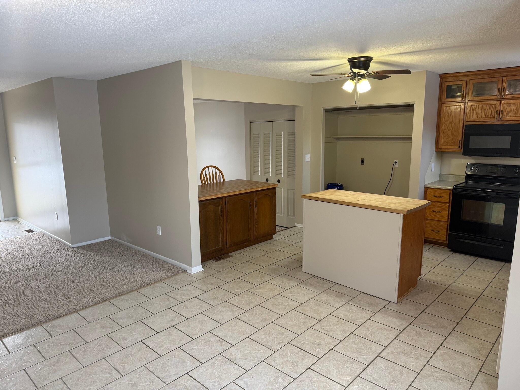 Kitchen with island - 2325 Palladio Ave