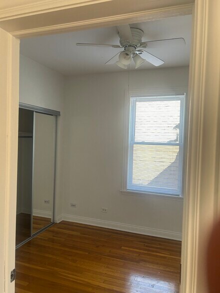 Building Photo - 917 N Leamington Ave