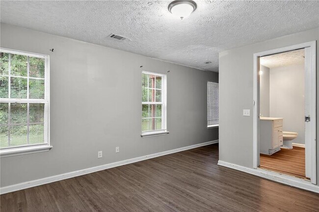 Building Photo - 5470 Twin Lakes Dr