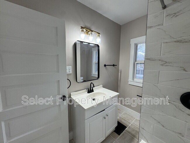 Building Photo - 2927 Hoagland Ave