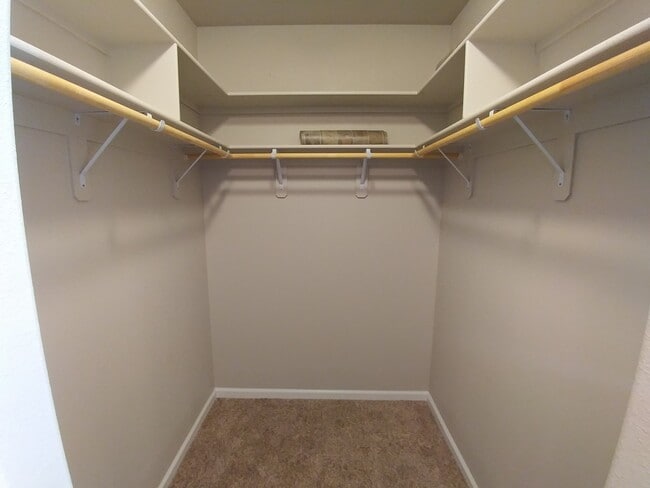 Building Photo - 3 Bedroom 2 Bathroom Home