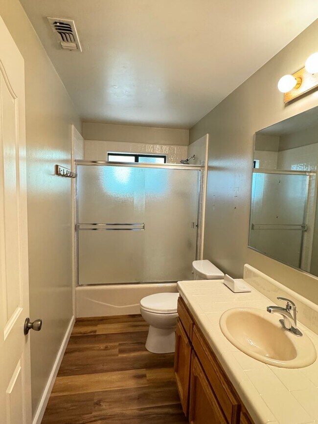 Building Photo - 3 Bedroom 2 Bath Home with Bonus Room larg...