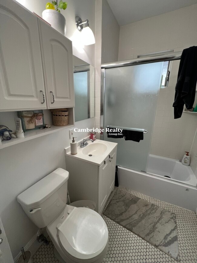 Building Photo - 204 Fellsway W