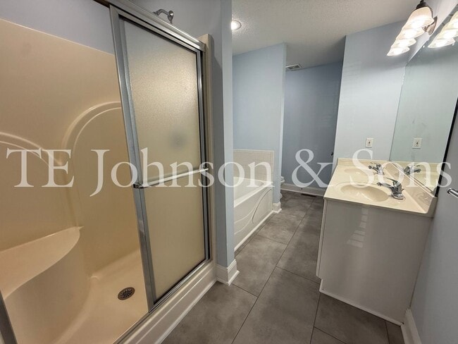 Building Photo - Spacious 3BR Home with Vaulted Ceilings, Gas Logs & Two Car Garage in Winston-Salem