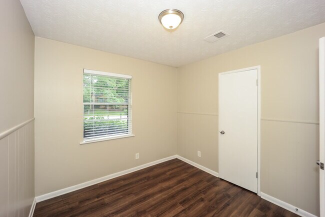 Building Photo - 6133 Fieldcrest Dr