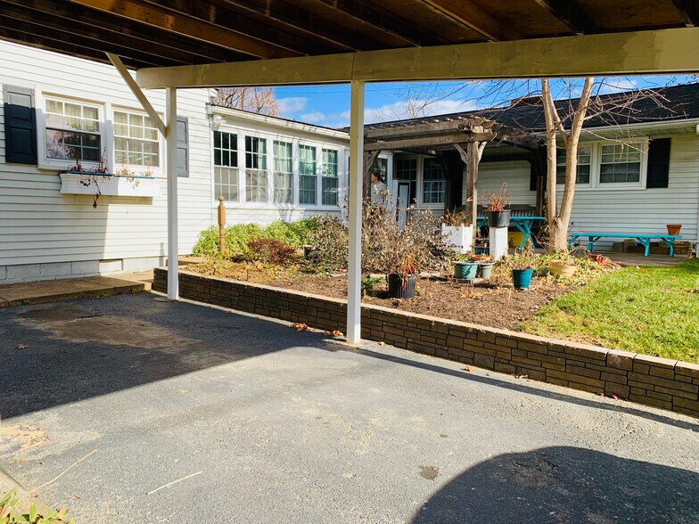 Garden and pergola - 615 N Willow St