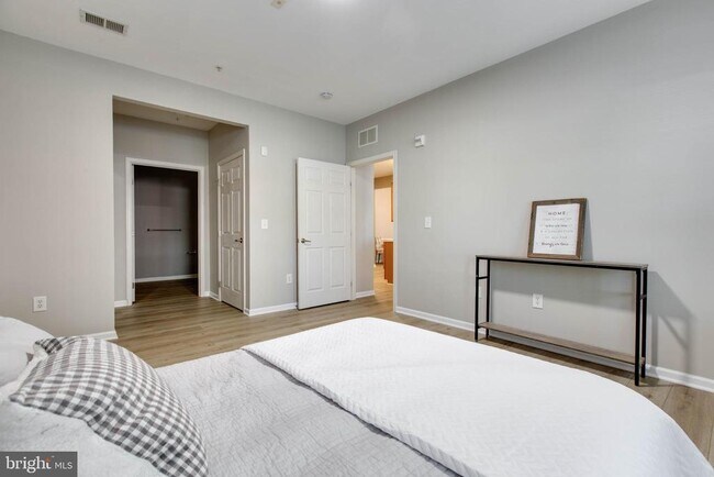 Building Photo - 7557 Stoney Run Dr