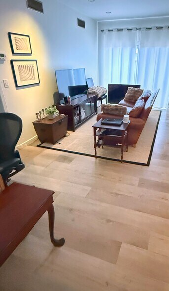 Living - 622 S Barrington Ave