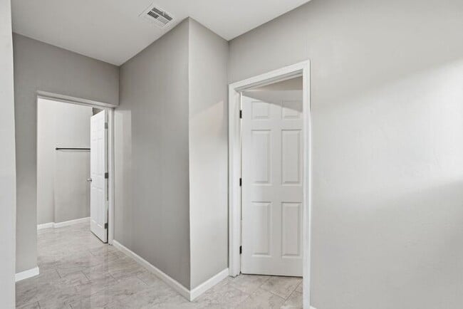 Building Photo - Bright, Fresh & Pet-Friendly — 3BR Retreat Minutes from U of A