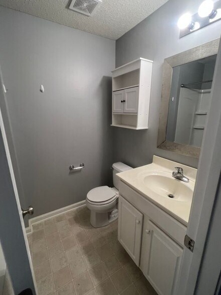 Building Photo - 4701 Pennoak Ln