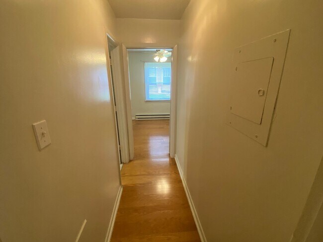 Building Photo - Lovely 1 Bedroom Apartment Near Duke West and Hospital