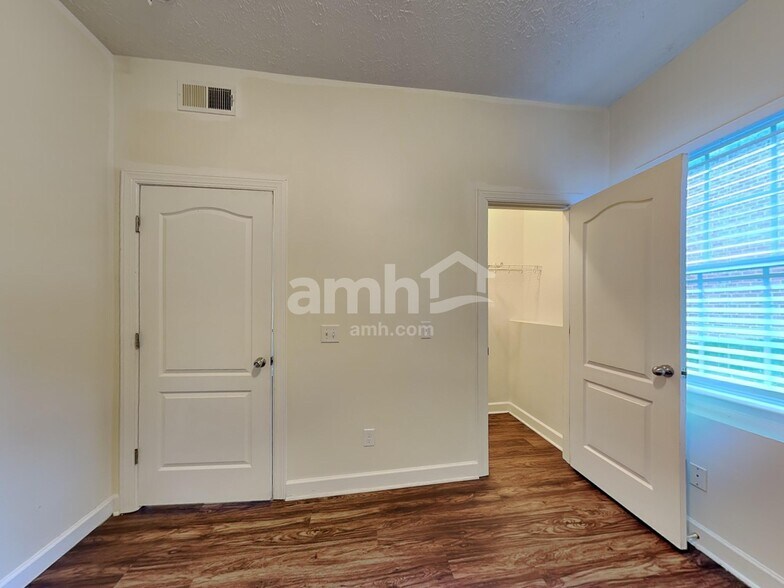 Building Photo - 1409 Napa Pt W