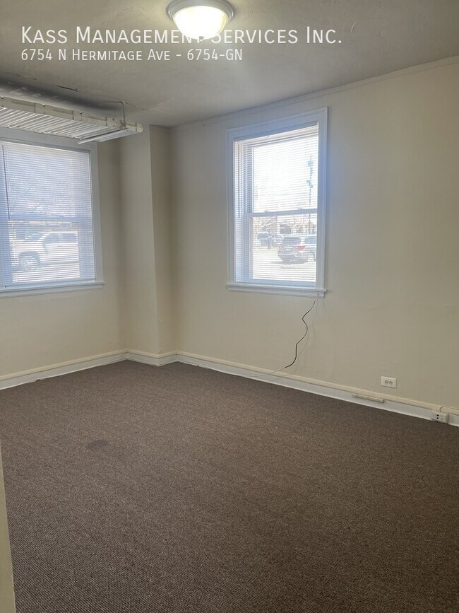 Building Photo - 6754 N Hermitage Ave