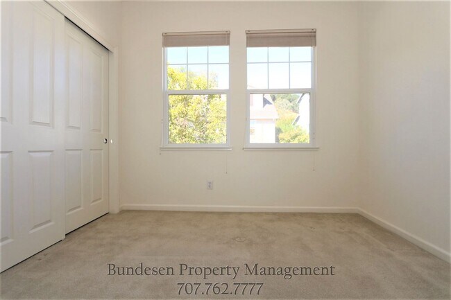 Building Photo - 18 Rowe Ranch Dr