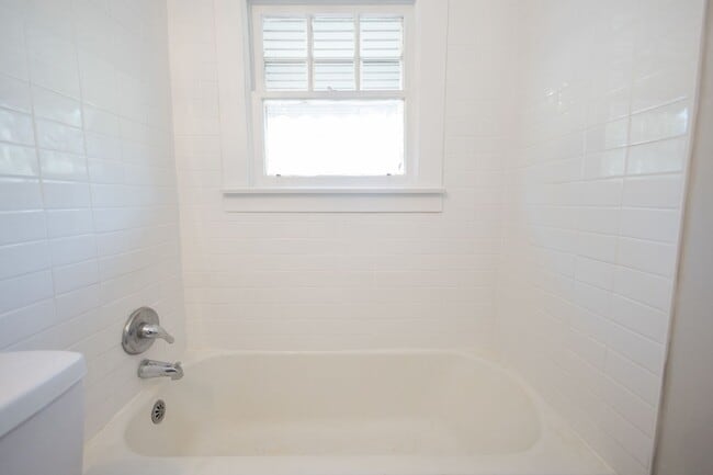 Building Photo - 907 W Broad St