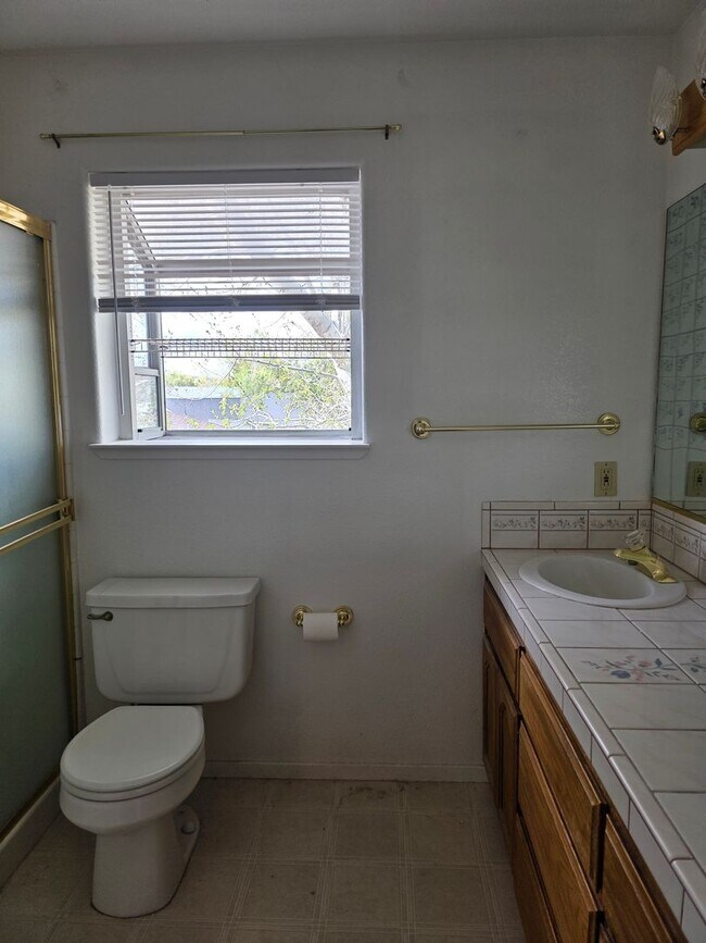 Building Photo - Townhouse Available - Cats OK