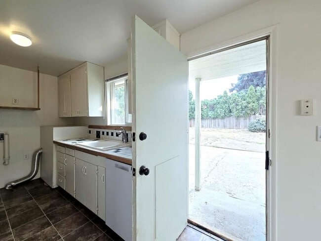 Building Photo - Two Bedrooms & One Bathroom Home $100.00 o...