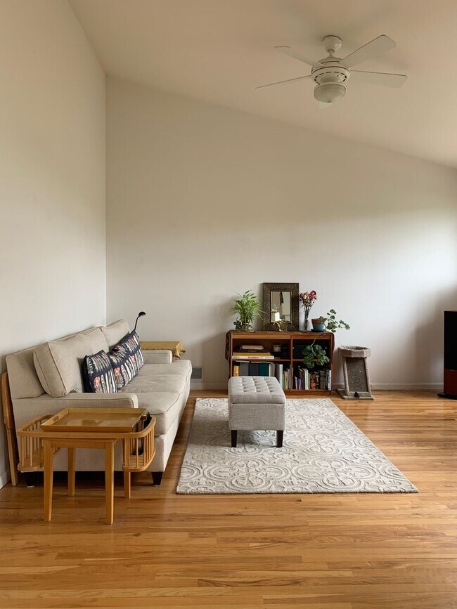 Building Photo - Gorgeous Gunbarrel Home on Cul-de-Sac!