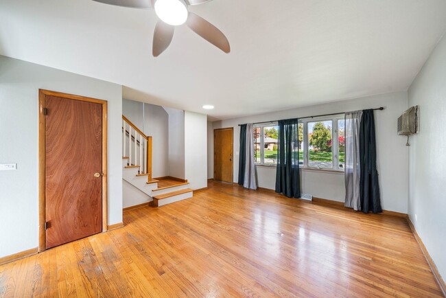 Building Photo - 27 E Thorndale Ave