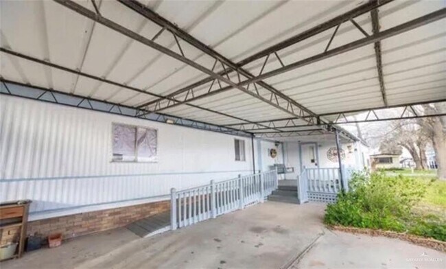 Building Photo - 910 S Palmera Dr