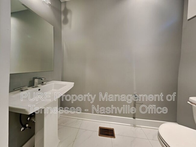 Building Photo - 1704B Simpkins St