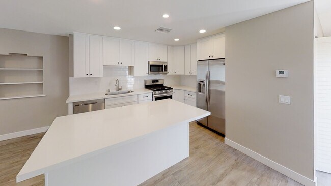 Building Photo - 5BD/3BA, Private Fenced Yard!!