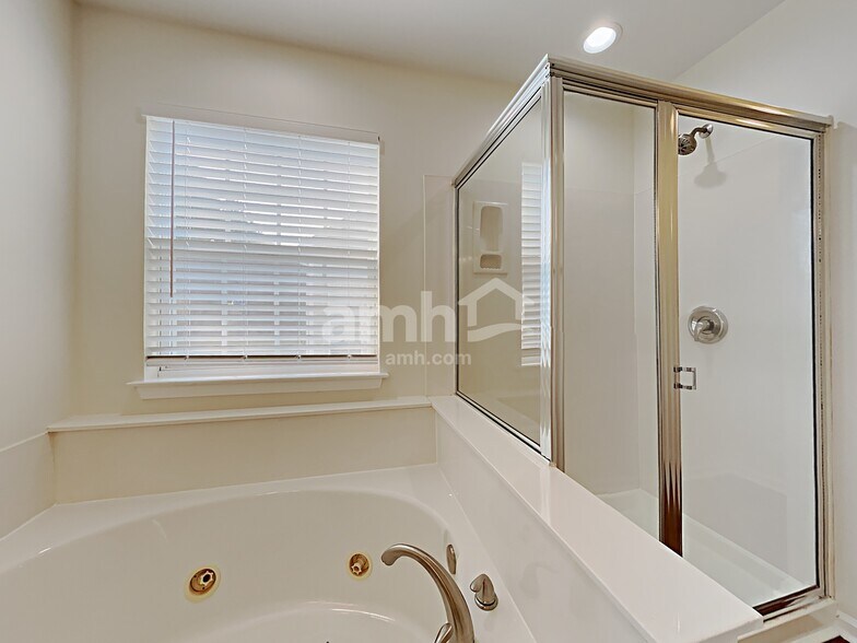 Building Photo - 10232 Meadow Crossing Ln