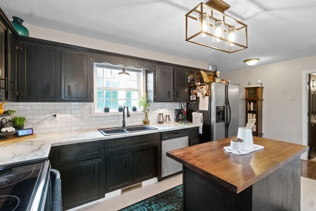 Building Photo - Lovely home in Peach Tree - Waiting for you to call home for the Holidays!