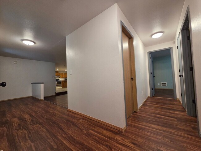 Building Photo - Charming Rambler in Gated Clearwood Community