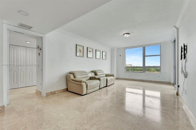 Building Photo - 2641 N Flamingo Rd