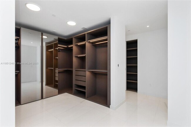 Building Photo - 300 Biscayne Blvd Way