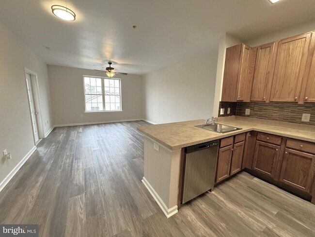 Building Photo - 525 Highland Ests