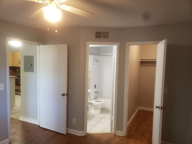 Building Photo - COMING SOON! 1 BED 1 BATH IN THE HEART OF SUNRISE