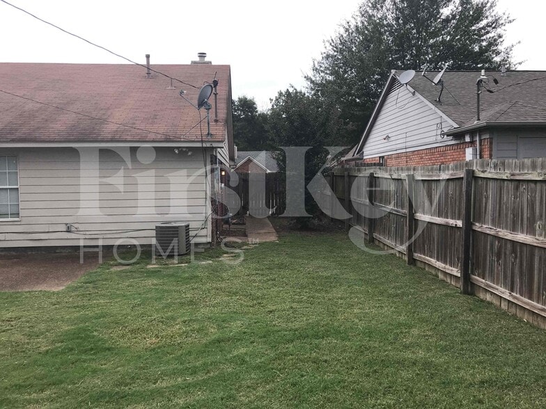 Building Photo - 3926 Oak Branch Cir W