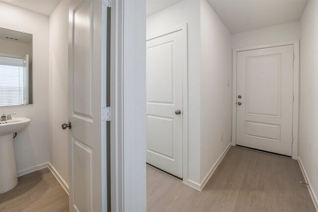 Building Photo - 919 Pertuso Ln