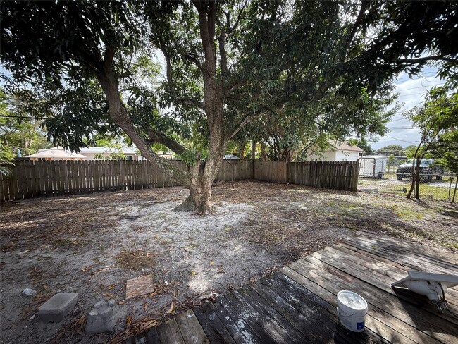 Building Photo - 1724 NE 50th Ct