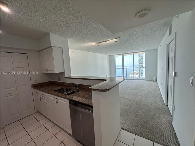 Building Photo - 1155 Brickell Bay Dr