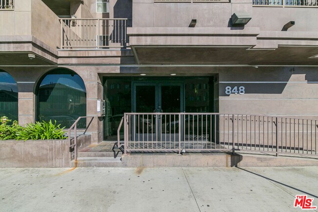 Building Photo - 848 Irolo St