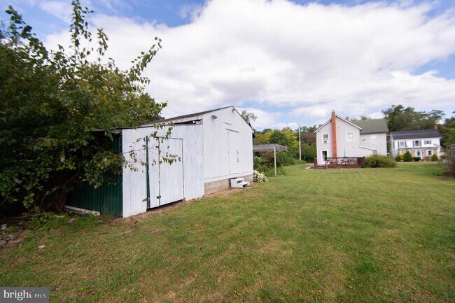 Building Photo - 113 Maple Ave