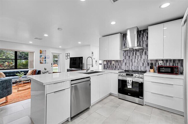 Building Photo - 400 NE 26th Dr