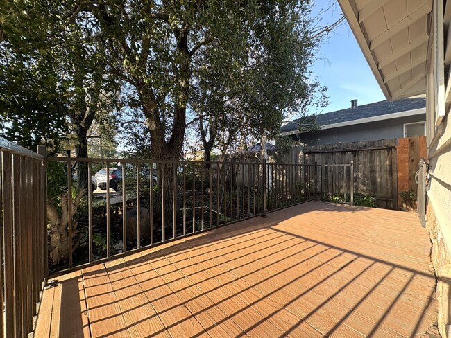 Building Photo - Charming 2-Bedroom Duplex Unit in Redwood City – Prime Location!