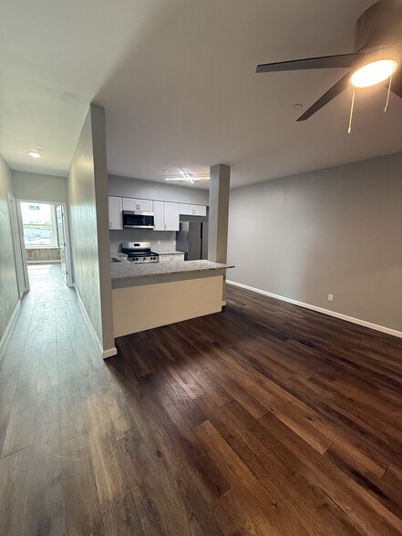 Kitchen/hall - 111 N Main St